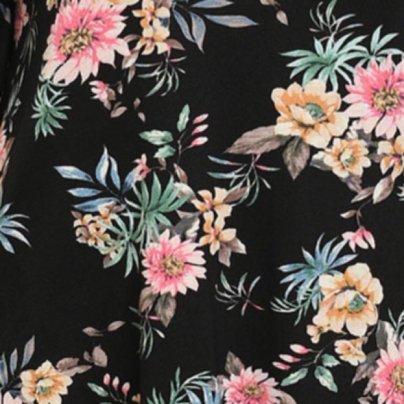 2 for $40❤️black floral top - Picture 4 of 5